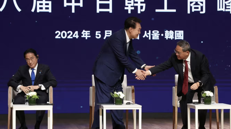 Từ trái qua: Thủ tướng Nhật Bản Fumio Kishida, Tổng thống Hàn Quốc Yoon Suk Yeol và Thủ tướng Trung Quốc Lý Cường tại cuộc gặp ở Seoul, Hàn Quốc này 27/5 - Ảnh: Reuters.