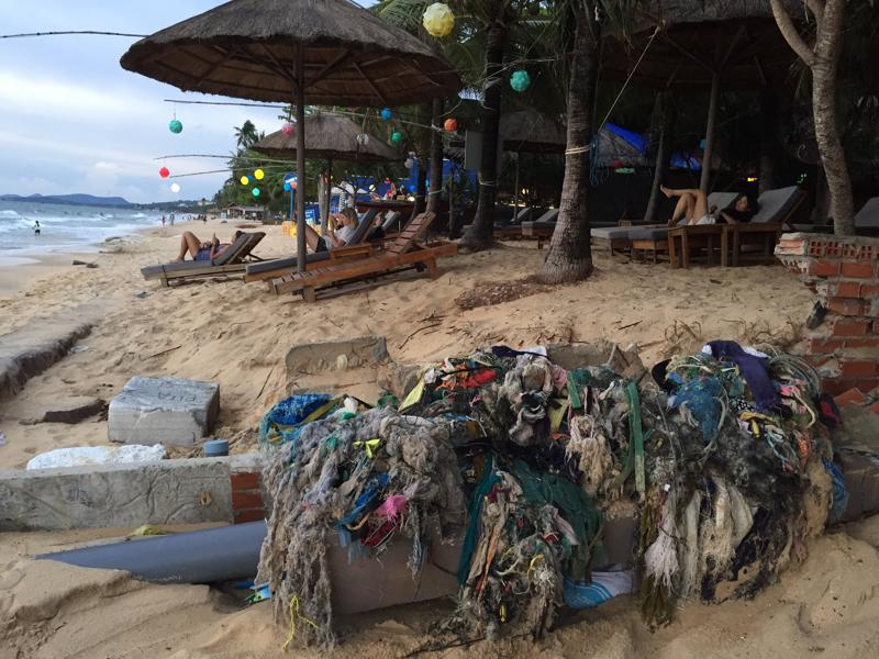 Rác thải nhựa trên bãi biển Phú Quốc.