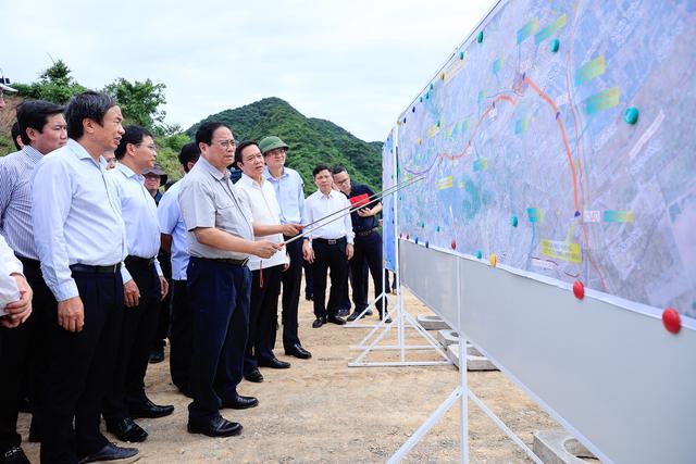 Prime Minister Pham Minh Chinh examines construction progress of the east-west road in Ninh Binh province on May 28. Photo: VGP