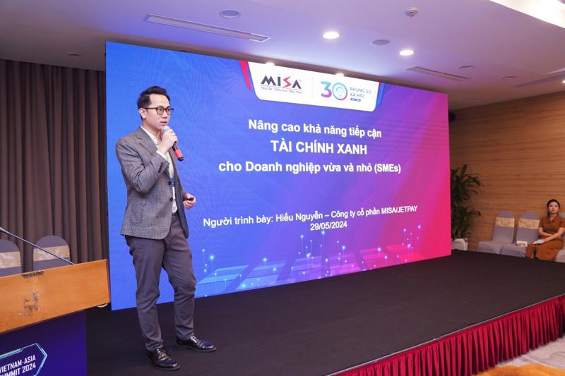 Ông Nguyễn Như Hiếu - Giám đốc dự án MISA Lending trình bày tham luận tại phiên hội thảo.