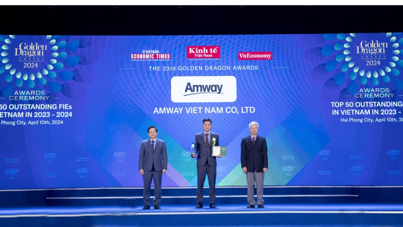 Gám  đối ngoại Amway Nguyễn Phương Sơn nhận giải Golden Dragon lần thứ 8 về phát triển xanh.