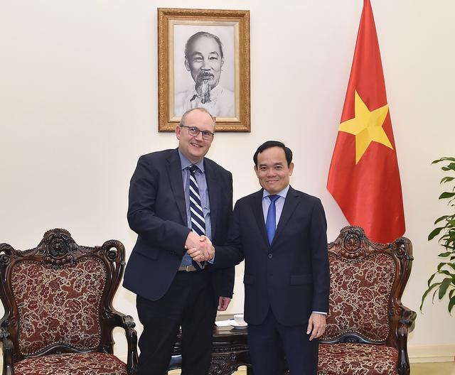 Deputy Prime Minister Tran Luu Quang receives Chief Operations Officer of the Denmark-based LEGO Group Carsten Rasmussen in Hanoi on May 30. Photo: VGP