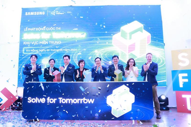 Các đại biểu thực hiện nghi thức khởi động cuộc thi Solve for Tomorrow 2024 tại khu vực miền Trung.