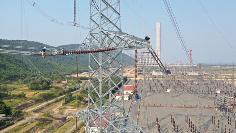 Phấn đấu hoàn thành công trình đường dây 500 kV mạch 3 trước ngày 30/6/2024.