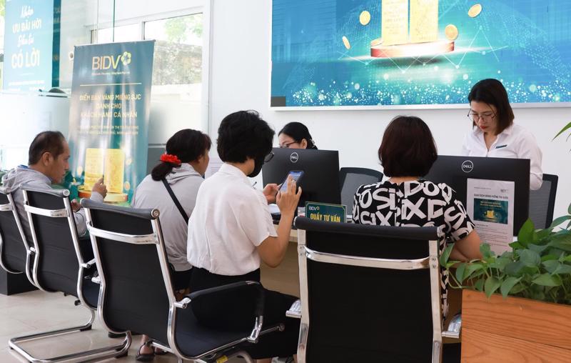 Người dân làm thủ tục mua vàng tại BIDV chi nhánh Hà Thành, TP Hà Nội.