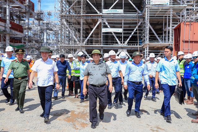 Prime Minister Pham Minh Chinh examines the construction site of the Quang Trach 1 thermal power plant in Quang Binh province on June 2. (Photo: VGP)