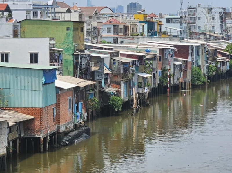 Những căn nhà lụp xụp lấn chiếm trên, ven kênh rạch gây ô nhiễm môi trường tại TP.HCM.