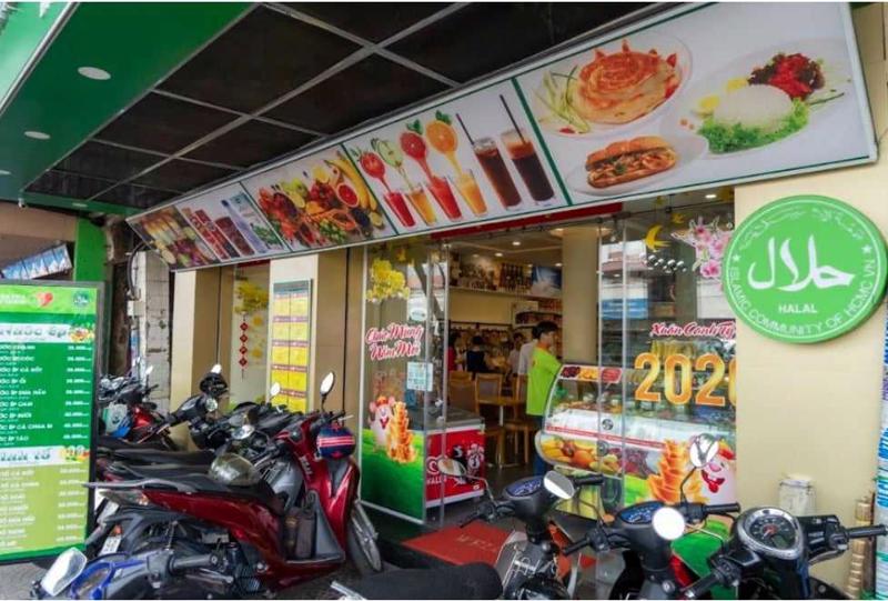 Cửa hàng thực phẩm tiện lợi Satrafoods Halal tại số 15 – 17 Phan Chu Trinh, P. Bến Thành, Q.1, TPHCM để phục vụ cộng đồng Hồi giáo. Ảnh: Minh Sĩ.