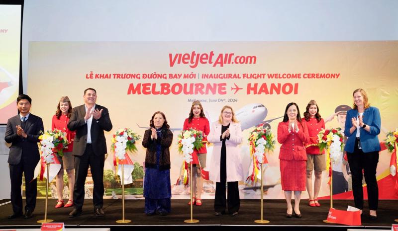 Bà Natalie Hutchins - Nghị sỹ Bang Victoria, Bộ trưởng Bộ Việc làm và Công Nghiệp, Bộ trưởng Bộ Phụ nữ, Bộ trưởng Bộ Hiệp ước và Các Dân tộc Đầu tiên của Bang Victoria tham dự sự kiện và chúc mừng đường bay mới của Vietjet.