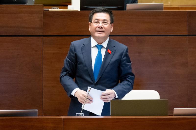 Bộ trưởng Bộ Công Thương Nguyễn Hồng Diên trả lời chất vấn chiều 4/6 - Ảnh: Quốc hội.