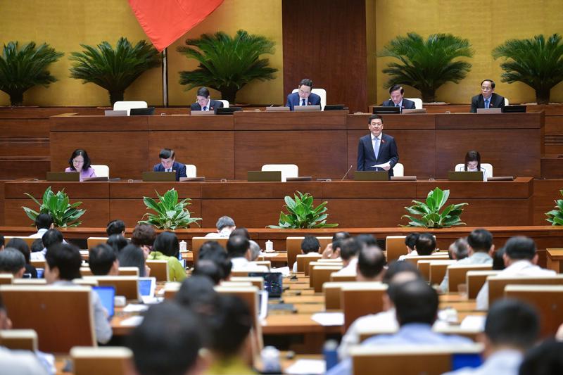 Bộ trưởng Bộ Công thương Nguyễn Hồng Diên trả lời chất vấn của các đại biểu Quốc hội - Ảnh: Quochoi.vn