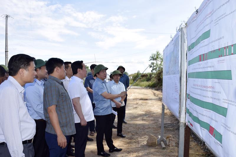 Chủ tịch UBND tỉnh Nghệ An Nguyễn Đức Trung đến kiểm tra tiến độ thực hiện dự án đường ven biển từ Nghi Sơn (Thanh Hóa) – Cửa Lò (Nghệ An)