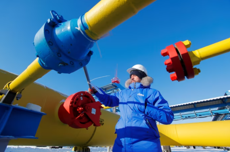 Công nhân tại đường ống dẫn khí Power of Siberia hiện tại của Gazprom tới Trung Quốc - Ảnh: Reuters