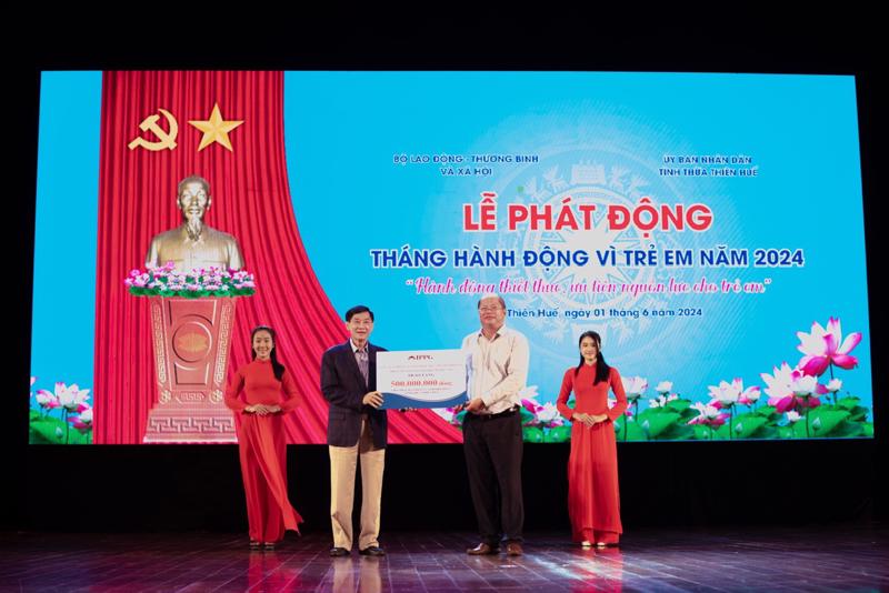 Ông Johnathan Hạnh Nguyễn trao tiền ủng hộ Quỹ Vì Trẻ em việt Nam.