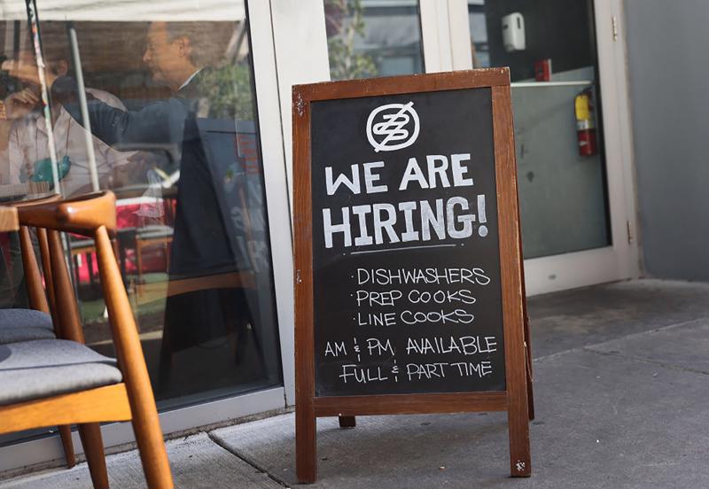 Tấm biển đăng tuyển nhân viên tại một nhà hàng ở Mỹ - Ảnh: Bloomberg.