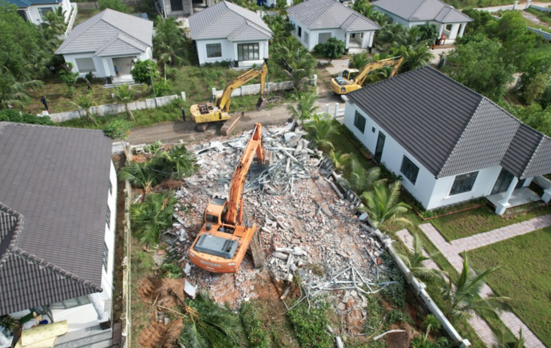 Tháo dỡ các căn biệt thự xây sai phép tại xã Dương Tơ, TP. Phú Quốc, tỉnh Kiên Giang.