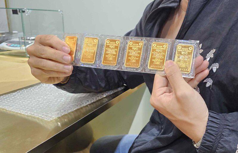 Nhiều người ở các tỉnh lân cận đổ về TP. Hà Nội và TP. Hồ Chí Minh để mua vàng.