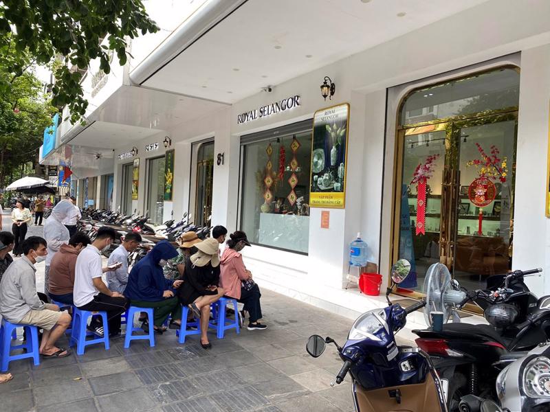Người dân chờ mua vàng tại Viettinbank 81 Phố Huế, Hà Nội.