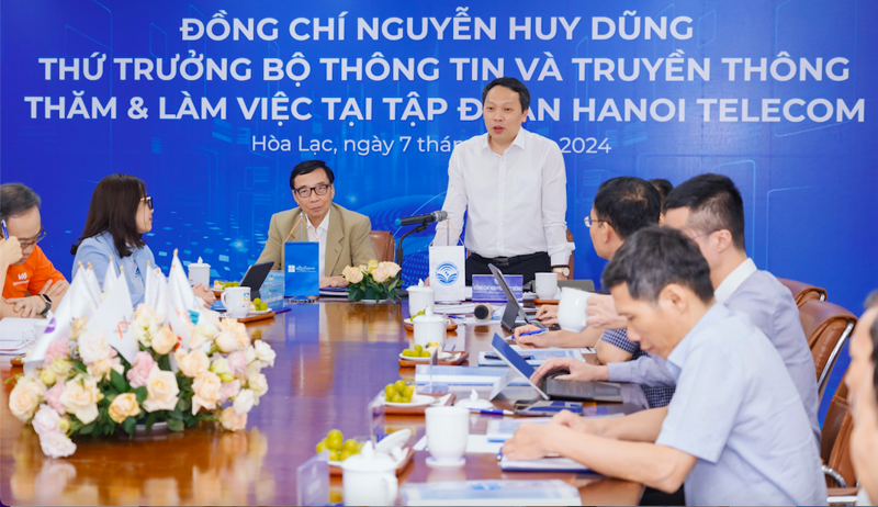 Thứ trưởng Nguyễn Huy Dũng và đoàn công tác của Bộ Thông tin và Truyền thông tại buổi làm việc với Hanoi Telecom - Ảnh. Mic.