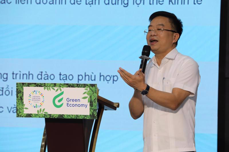 Vinatex Chairman Vu Tien Truong speaking at the seminar on June 7. (Photo: Viet Dung)