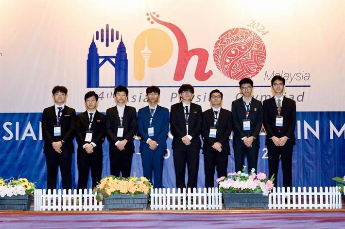 8 học sinh đội tuyển quốc gia Việt Nam tham dự Olympic Vật lí Châu Á năm 2024. Ảnh: MOET.