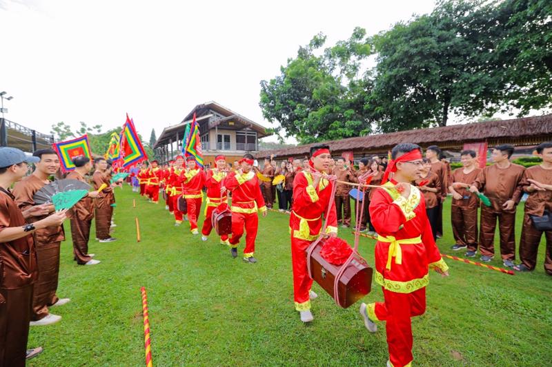 Đoàn rước hội theo nghi lễ truyền thống vô cùng trang trọng.