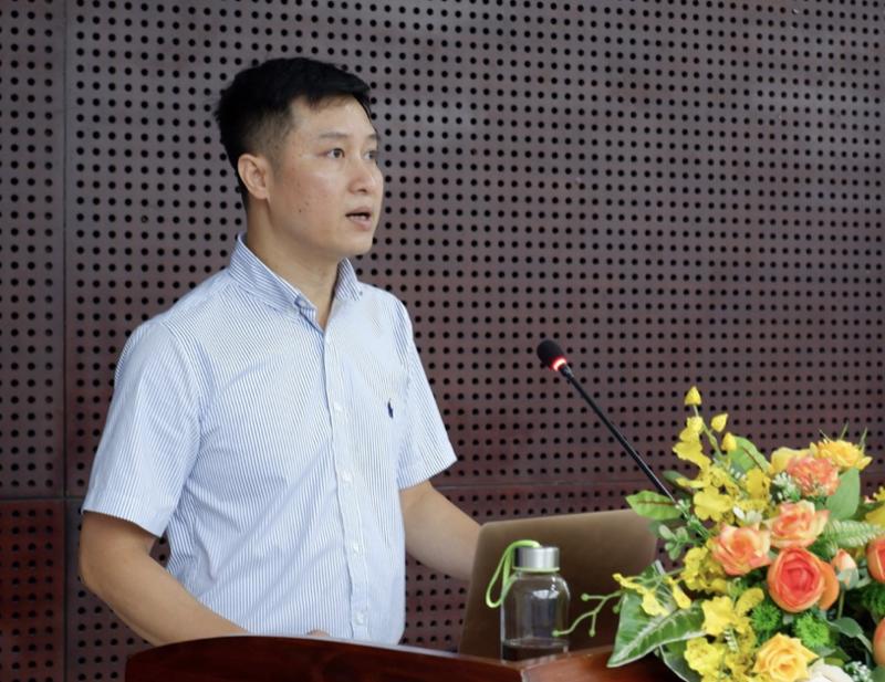 Nhà báo Nguyễn Hoàng Nhật truyền đạt những nội dung Chuyên đề liên quan công tác chuyển đổi số báo chí - Ảnh: Ngô Anh Văn.