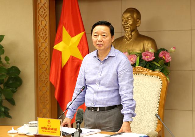 Phó Thủ tướng Trần Hồng Hà chủ trì cuộc họp với các bộ, ngành chức năng, nghe báo cáo, cho ý kiến về việc ban hành hệ thống ngành kinh tế xanh quốc gia (Ảnh: Báo Chính phủ)