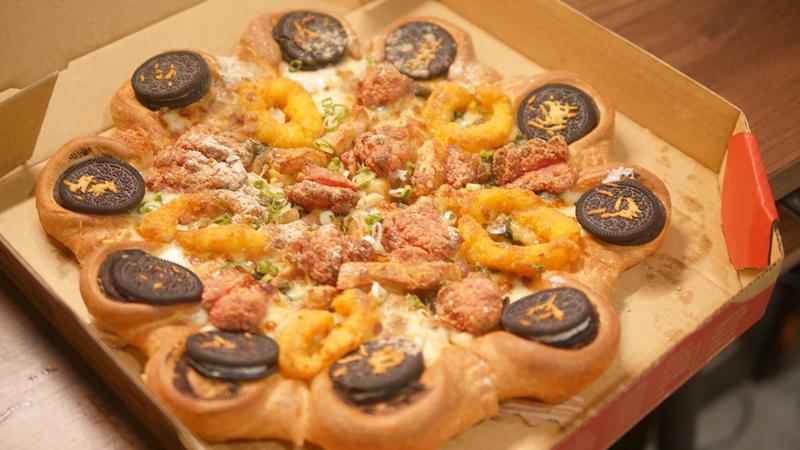 Món pizza mực ống và bánh oreo bán khá chạy của Pizza Hut Đài Loan.