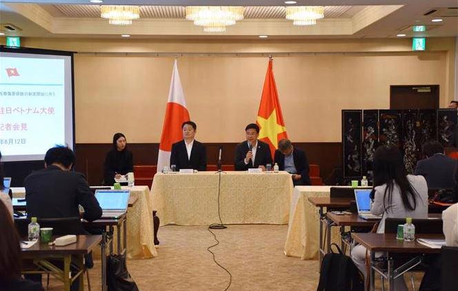 Vietnamese Ambassador to Japan Pham Quang Hieu (right) and Yamanashi Governor Nagasaki Kotaro at the press conferene on June 12. (Photo: VNA)