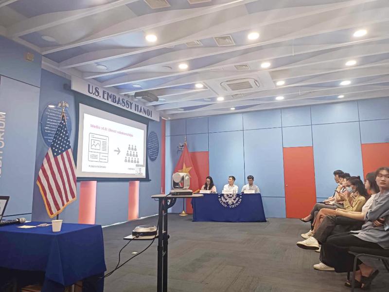 Các chuyên gia chia sẻ tại tọa đàm “Ứng dụng AI trong truyền thông” ngày 14/6 do Trung tâm Hoa Kỳ (Đại sứ quán Hoa Kỳ tại Việt Nam) từ hai điểm cầu Hà Nội và thành phố Hồ Chí Minh.