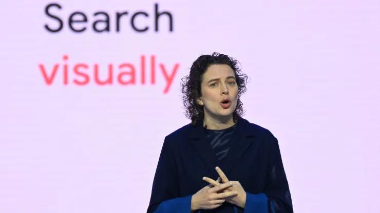 Bà Liz Reid, Phó Chủ tịch Tìm kiếm Google phát biểu trong một sự kiện ở New Delhi.