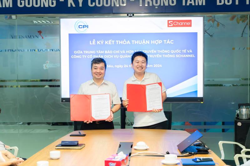 CEO Nguyễn Lạc Huy (bên phải) tại ký kết hợp tác giữa Cục Thông tin đối ngoại và  Schannel 