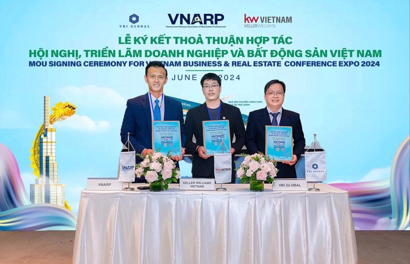 From left: Mr. Evan Huynh, Founding Chairman of VNARP, Mr. Hoang Ngoc Gia Long, Chairman of Keller Williams Vietnam, and Mr. Nguyen Phi Long, representative of VBI Global, signed a Memorandum of Understanding for comprehensive cooperation among the three parties.