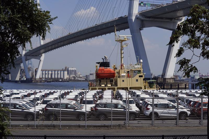 Xe ô tô chờ xuất khẩu tại một hải cảng ở Nhật Bản - Ảnh: Bloomberg.