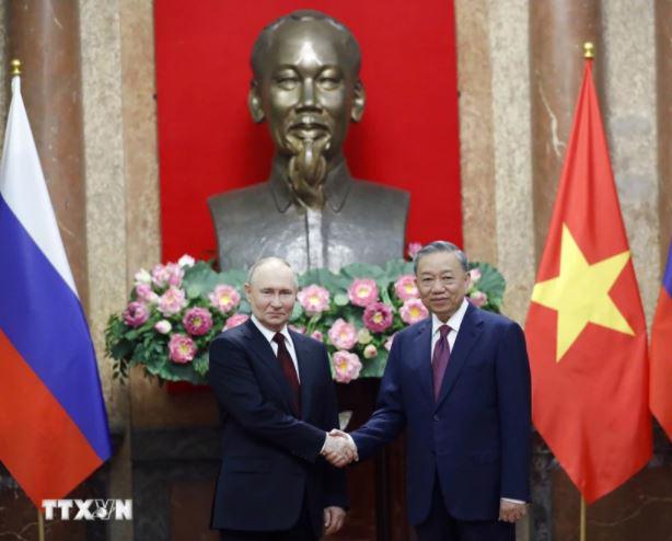 State President To Lam (right) and Russian President Vladimir Putin at their talks in Hanoi on June 20. Photo: VNA