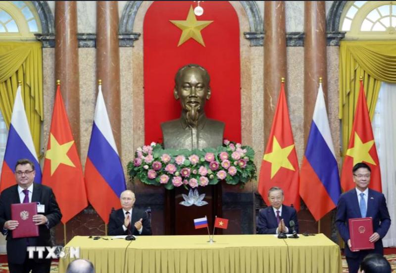 State President To Lam and Russian President Vladimir Putin witnessed the exchange of cooperation documents between the two countries. (Photo: VNA)