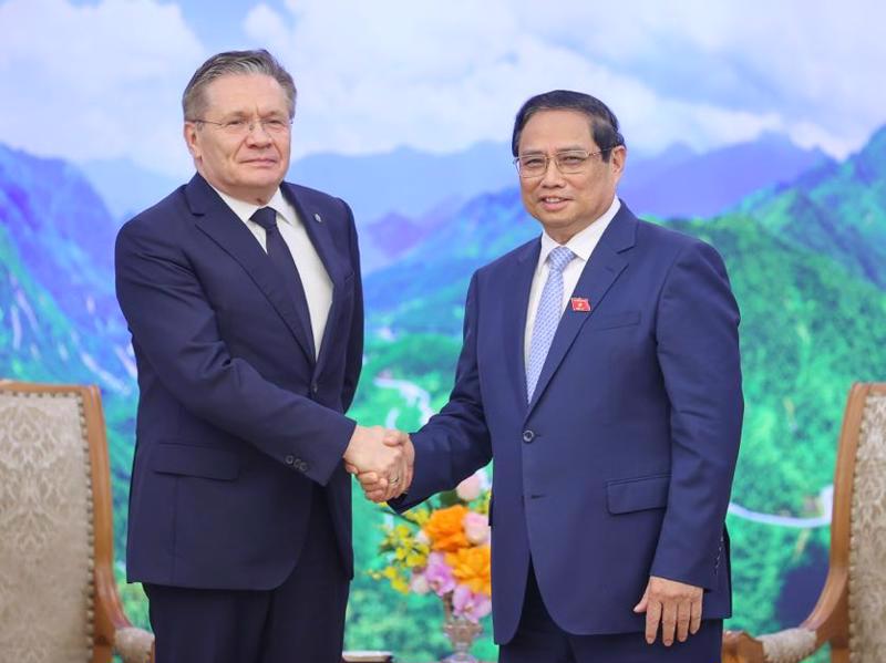 Prime Minister Pham Minh Chinh (right) receiving Director General of Russia's Rosatom State Atomiс Energy Corporation A.E.Likhachev in Hanoi on June 19. Photo VGP