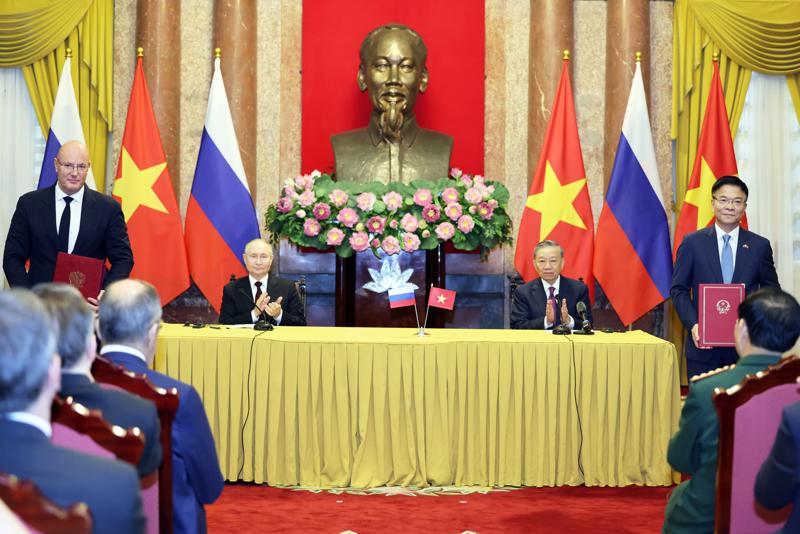 Chủ tịch nước Tô Lâm và Tổng thống Nga Vladimir Putin chứng kiến lễ trao 11 văn kiện hợp tác - Ảnh: VGP