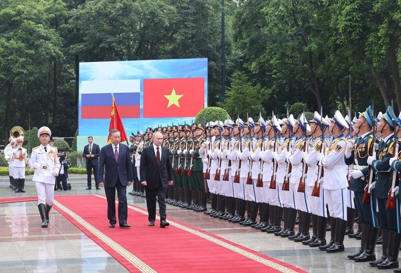 State President To Lam and President Vladimir Putin at the welcome ceremony in Hanoi on June 20. (Photo: VNA)