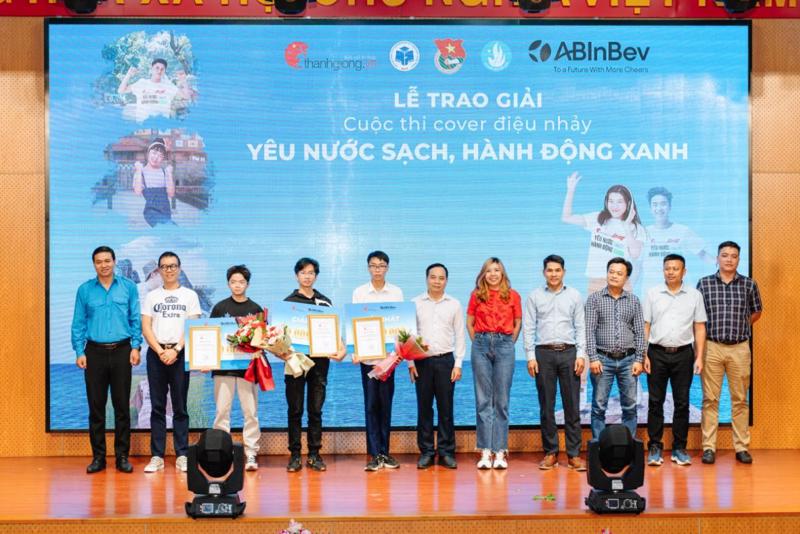 Ông Trương Văn Toàn - Giám đốc pháp Lý và Đối ngoại khu vực Đông Nam Á công ty TNHH Bia AB InBev Việt Nam cùng BTC, khách mời và thí sinh đạt giải cùng chụp hình lưu niệm.