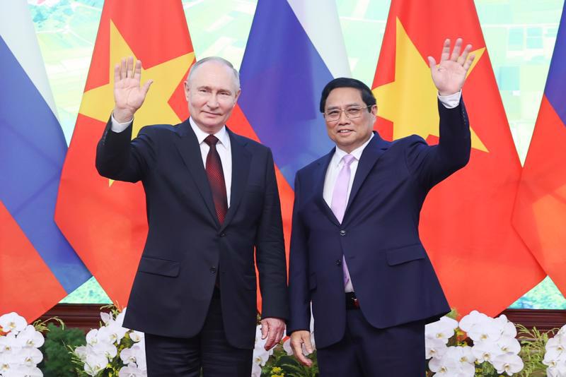 Prime Minister Pham Minh Chinh and Russian Vladimir Putin in Hanoi on June 20.