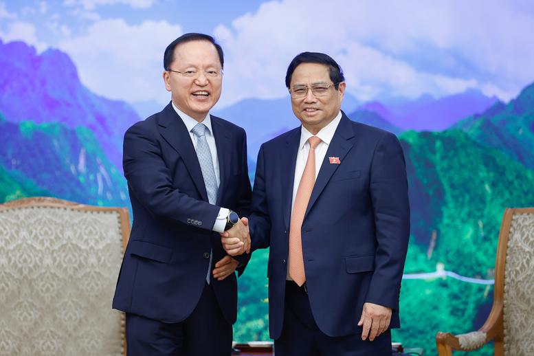 Prime Minister Pham Minh Chinh (right) receiving Chief Financial Officer of Samsung Electronics Park Hark-kyu in Ha Noi on June 21. Photo: VGP 