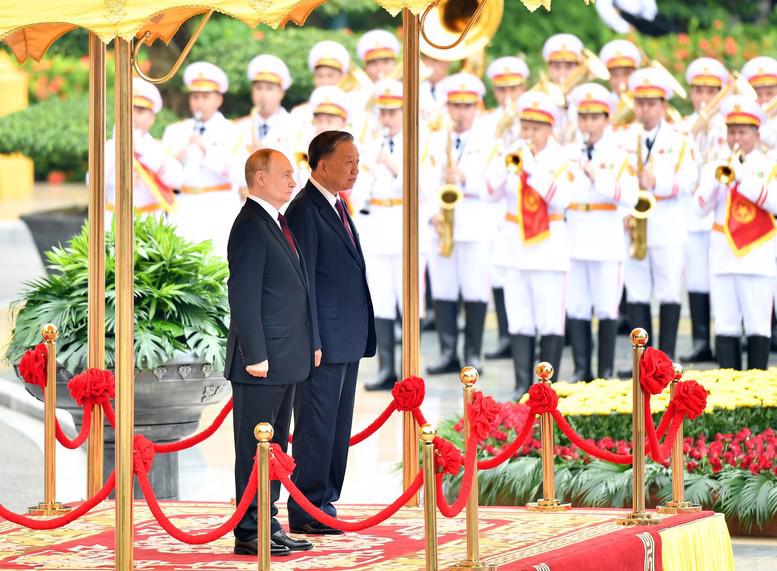 Chủ tịch nước Tô Lâm và Tổng thống Nga Vladimir Putin thực hiện nghi thức chào quốc kỳ hai nước - Ảnh: VGP