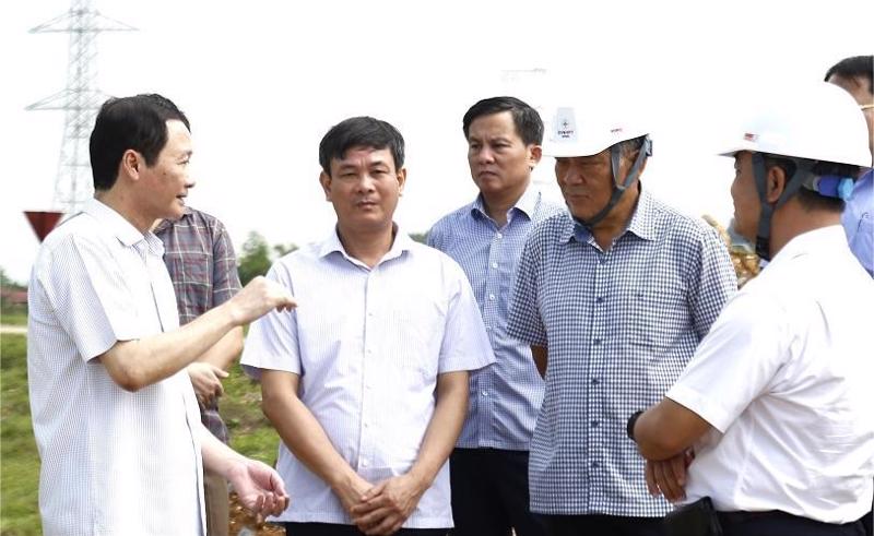 Chủ tịch UBND tỉnh Thanh Hóa Đỗ Minh Tuấn kiểm tra thi công dự án đường dây 500kV mạch 3 thời điểm tháng 5 vừa qua. Ảnh Phong Sắc