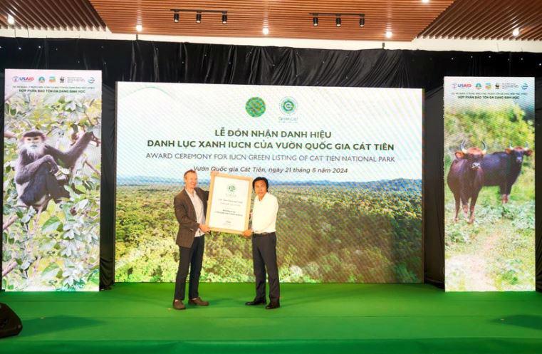 Mr. Jake Brunner (L) - IUCN's representative in a ceremony to award GL certificate to Cat Tien National Park (Photo: iucn.org)