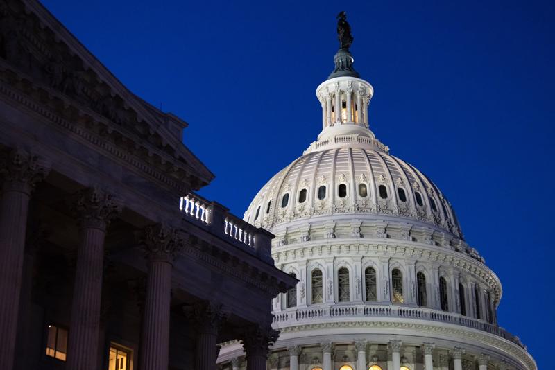 Nóc toà nhà Quốc hội Mỹ ở Capitol Hill, Washington DC - Ảnh: Bloomberg.