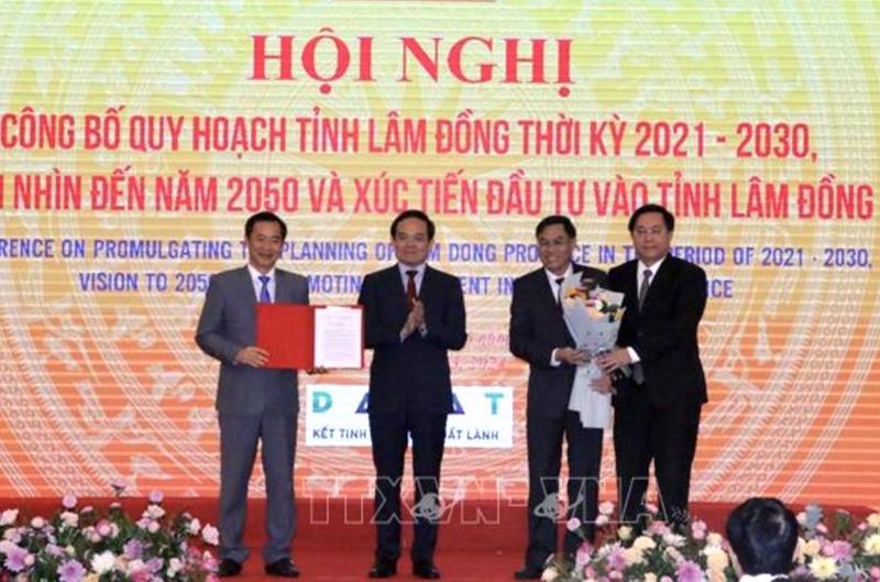 Deputy Prime Minister Tran Luu Quang granting the Government decision approving Lam Dong province's master plan to local authorities at a ceremony held on June 23. Photo: VNA