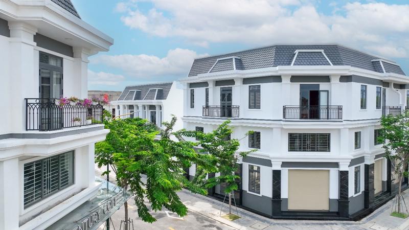 Một dãy nhà phố kiến trúc châu Âu của Richland Residence đã hoàn thiện sắc nét.