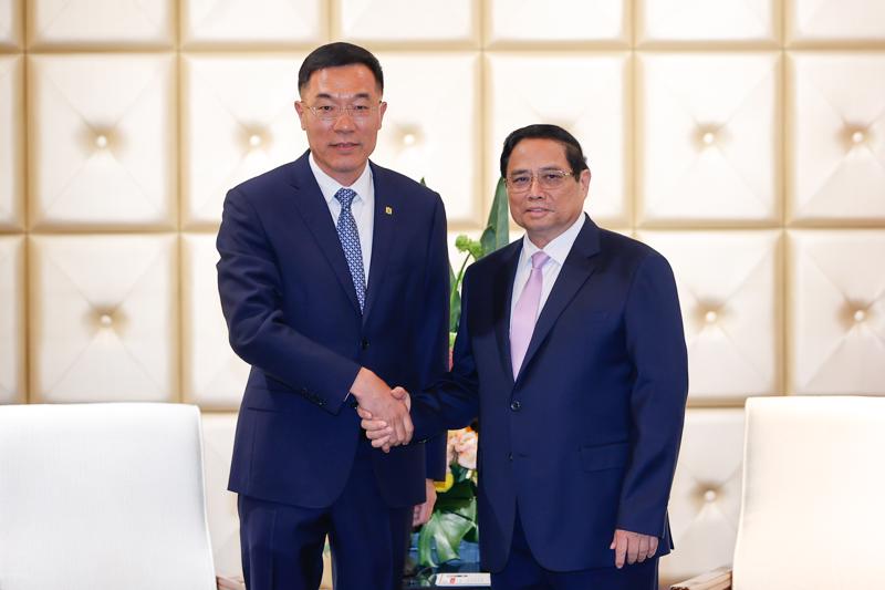 Thủ tướng Phạm Minh Chính và ông Tôn Vinh Khôn, Chủ tịch Hội đồng quản trị Công ty TNHH Đầu máy và toa xe lửa Đại Liên - Ảnh: VGP